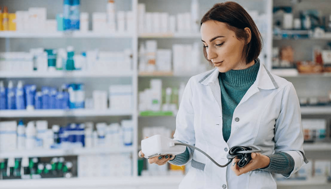 Profissional farmacêutico em atendimento em unidade de saúde