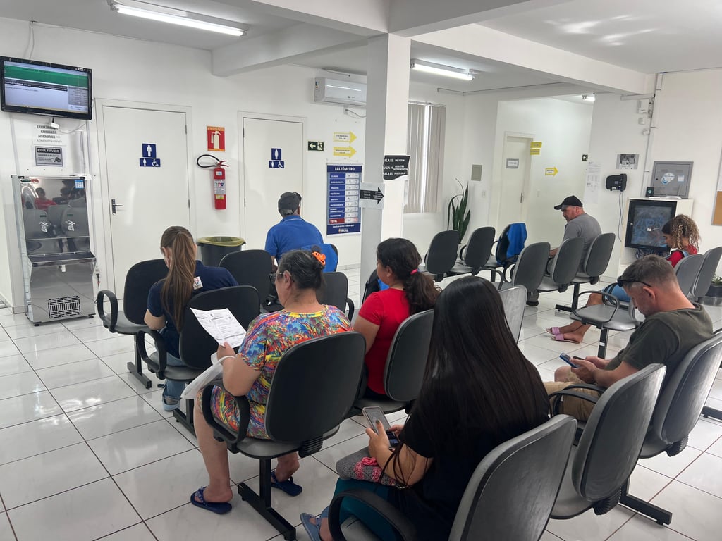 Ambiente de atenção primária com usuários aguardando atendimento, ilustrando a rede municipal de saúde