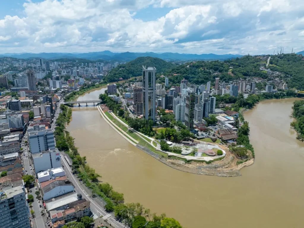 Vista panorâmica do Vale do Itajaí, com área urbana e curso d’água ao fundo