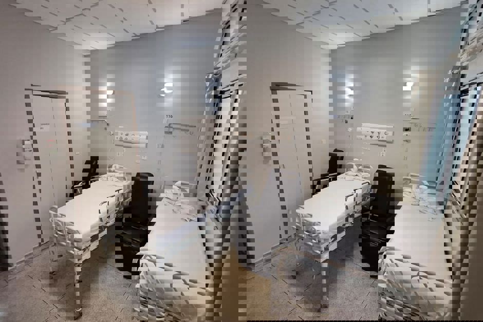 Ambiente clínico moderno com leitos, ilustrando hospitais municipais