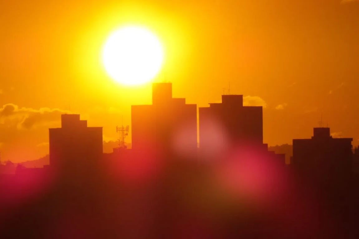 Skyline de Osasco ao entardecer, com prédios e céu iluminado pelo sol