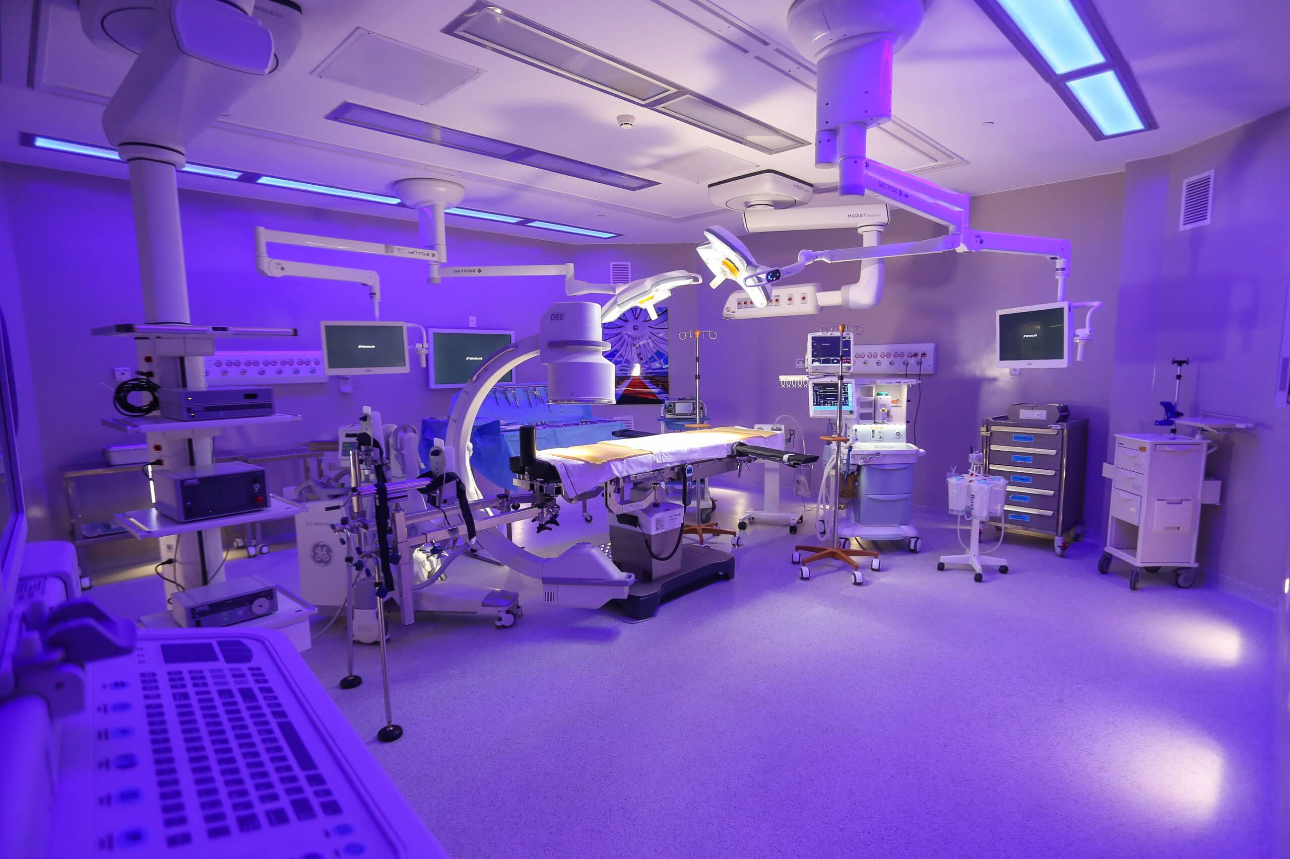 Ambiente hospitalar de alta complexidade, com iluminação moderna e equipamentos