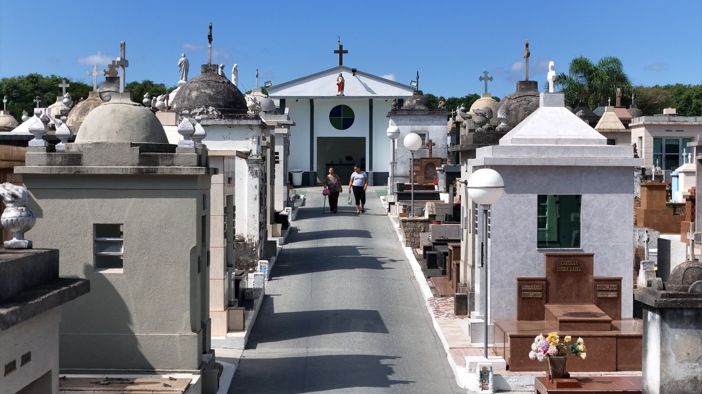 Equipe realiza manutenção em cemitério público