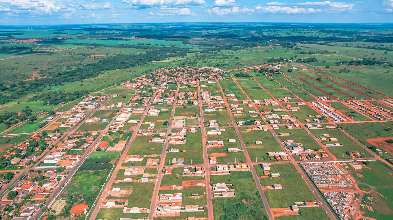Vista aérea urbana da região Centro-Oeste, com casas térreas e áreas verdes