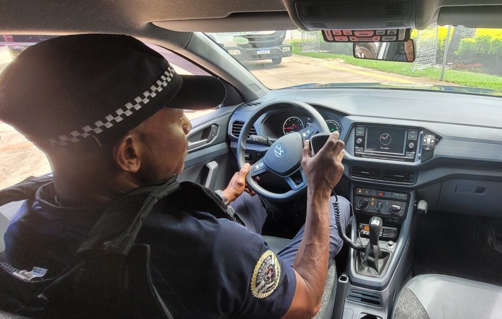 Agentes da Guarda Civil Municipal em viatura, em patrulhamento urbano (imagem ilustrativa)