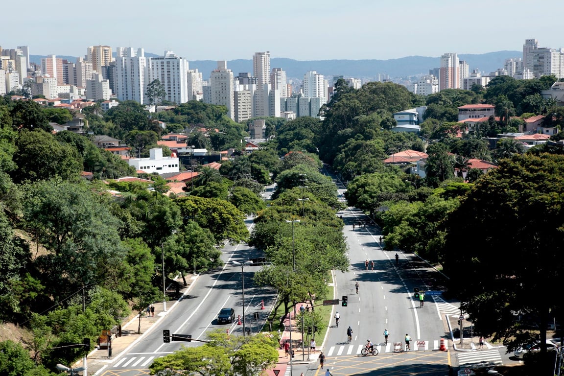 Vista urbana com áreas residenciais e vegetação, representando município do interior paulista