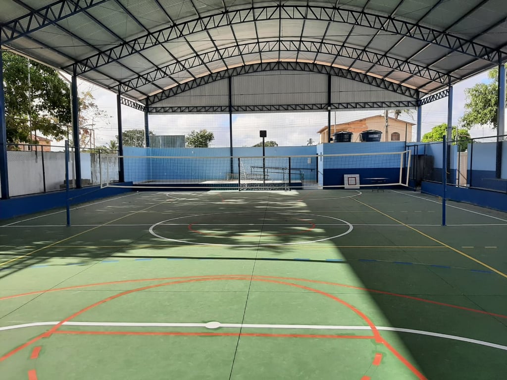 Quadra poliesportiva de escola pública
