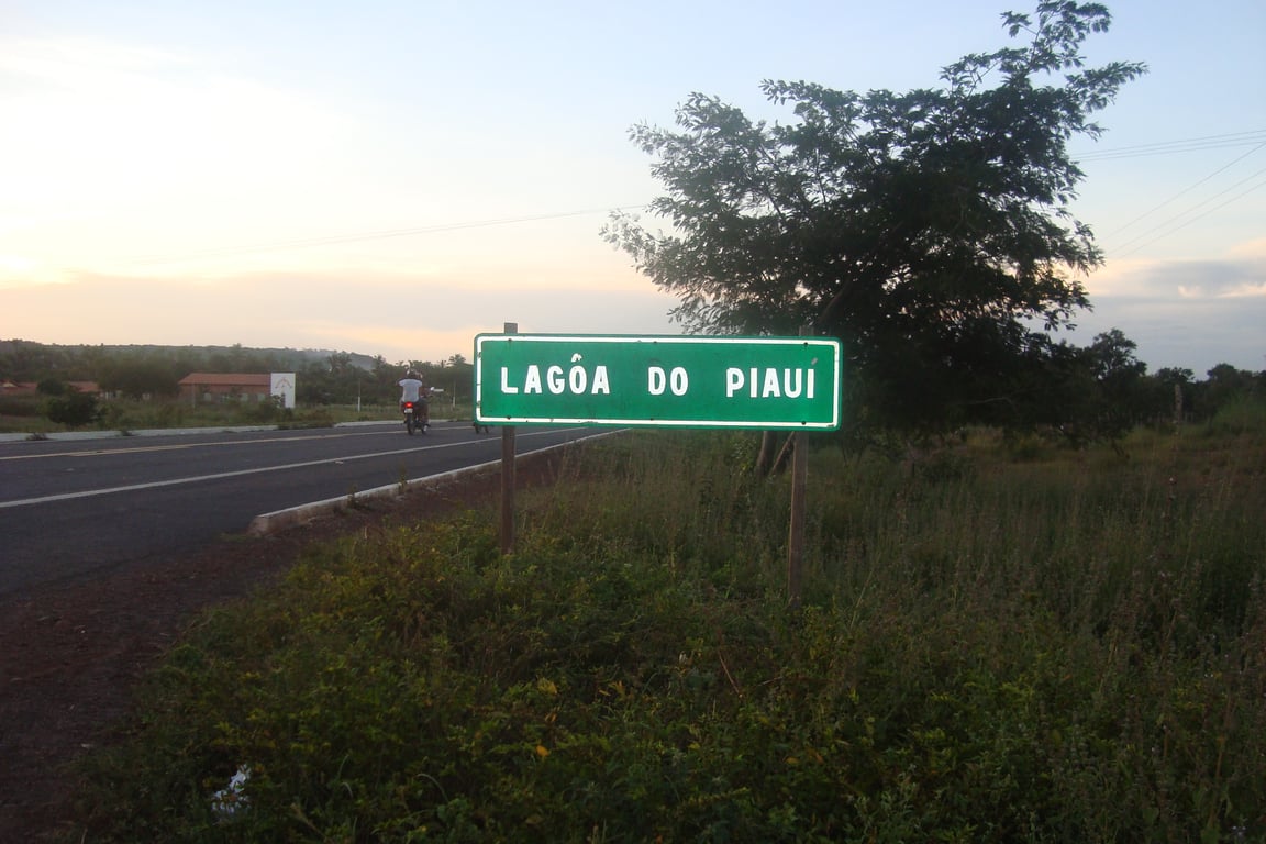 Placa de entrada de Lagoa do Piauí à beira da estrada, ambiente rural do semiárido nordestino