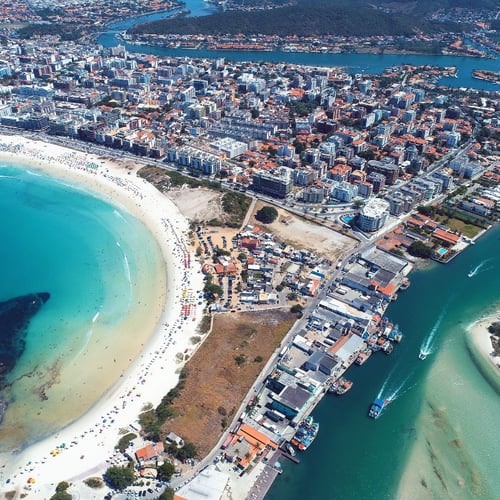 Vista aérea de Cabo Frio com a Praia do Forte e o Forte São Mateus ao fundo