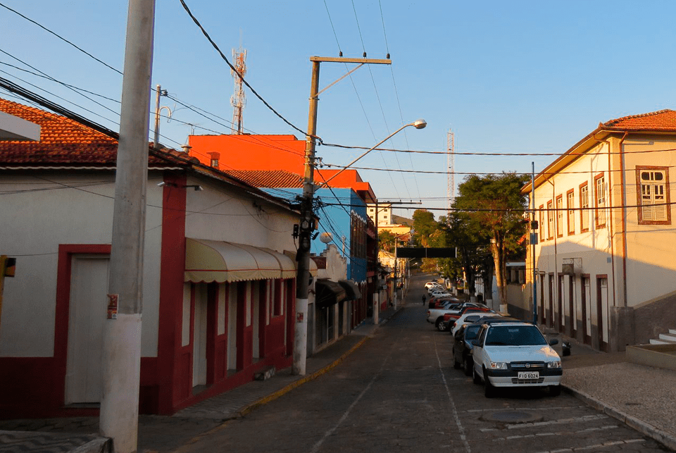 Paisagem urbana e área verde ao entardecer em Glorinha RS