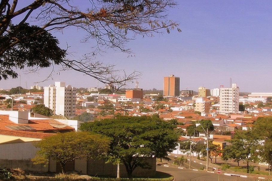 Vista aérea de uma cidade pequena com quarteirões arborizados ao entardecer