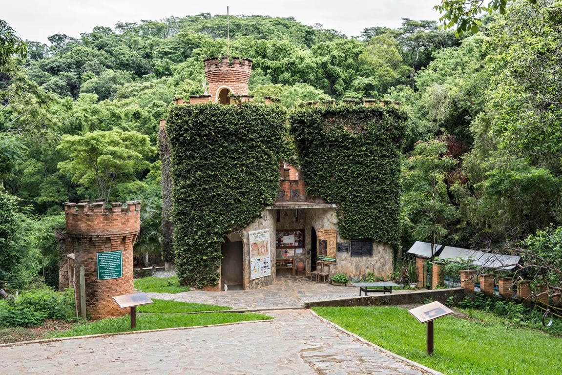 Entrada da Gruta da Lapinha, no Parque Estadual do Sumidouro