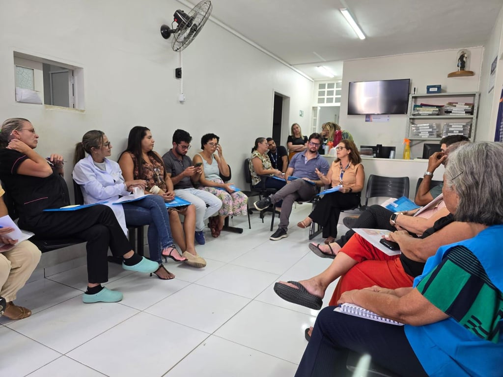 Equipe multiprofissional em atendimento comunitário na área de saúde mental