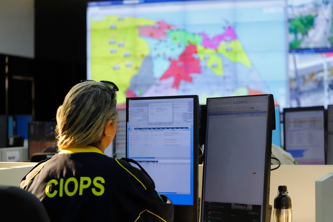 Centro de operações de segurança com analista em atividade, em ambiente institucional