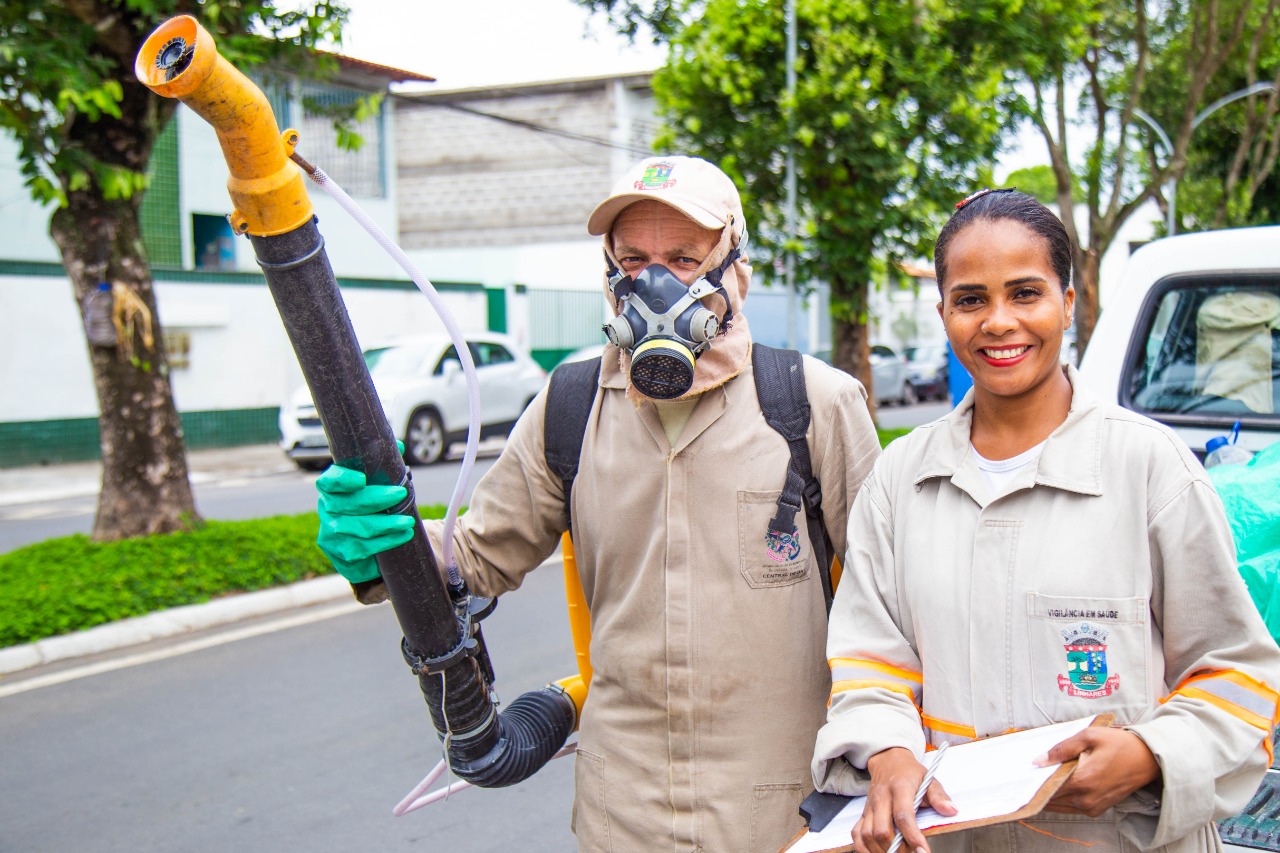 Agentes de saúde em atividade de orientação e vigilância
