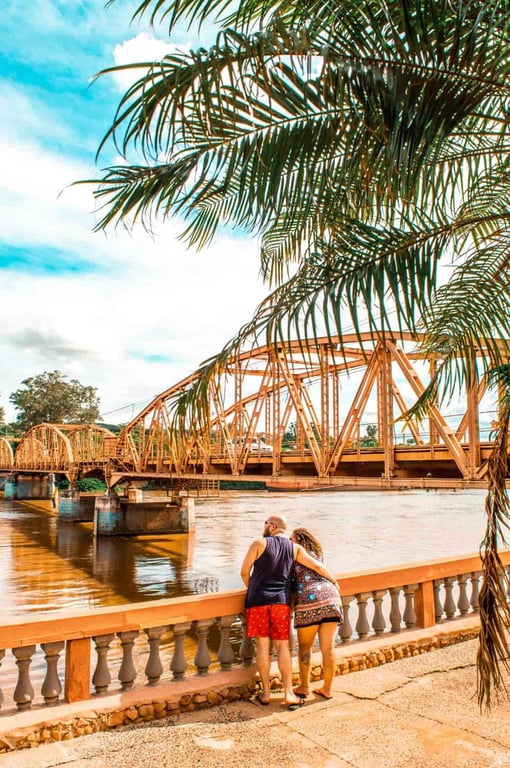 Vista do rio e ponte em região do Vale do Paranapanema