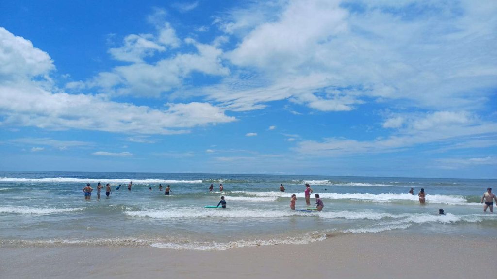 Orla de Imbé RS em dia ensolarado