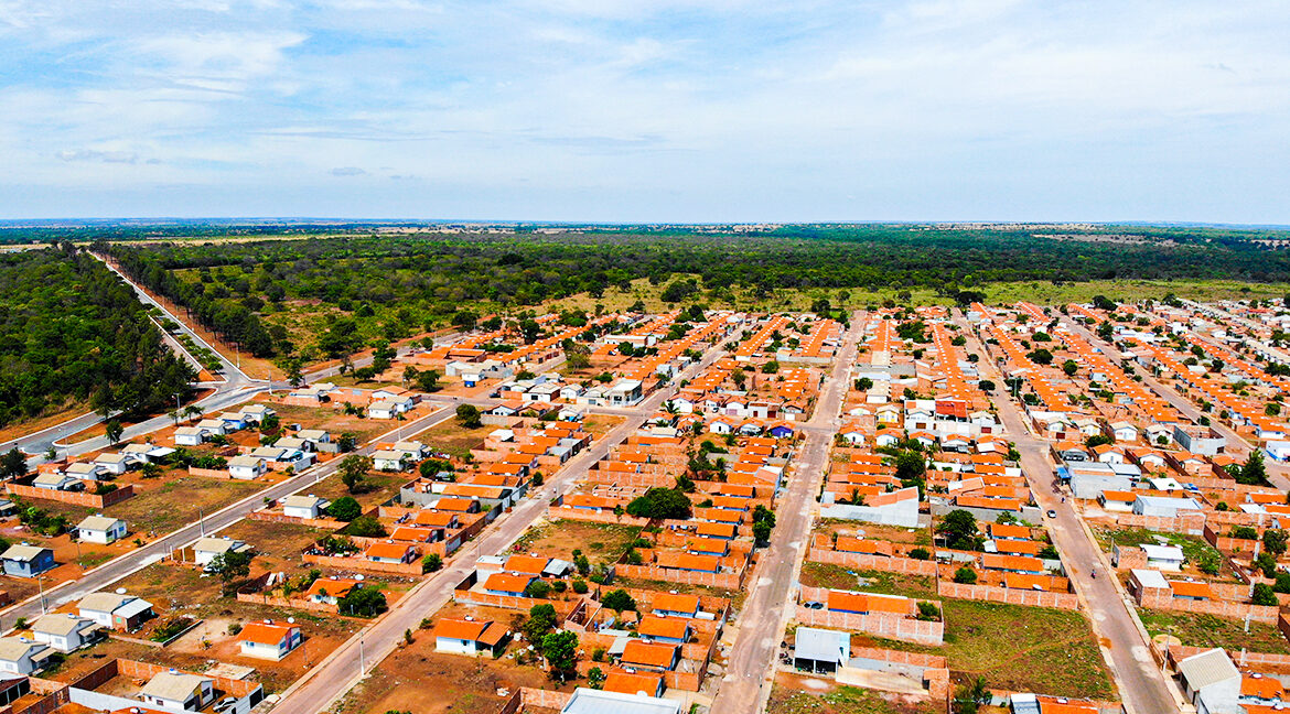 Vista aérea de Gurupi TO ao entardecer, com avenidas largas e áreas verdes