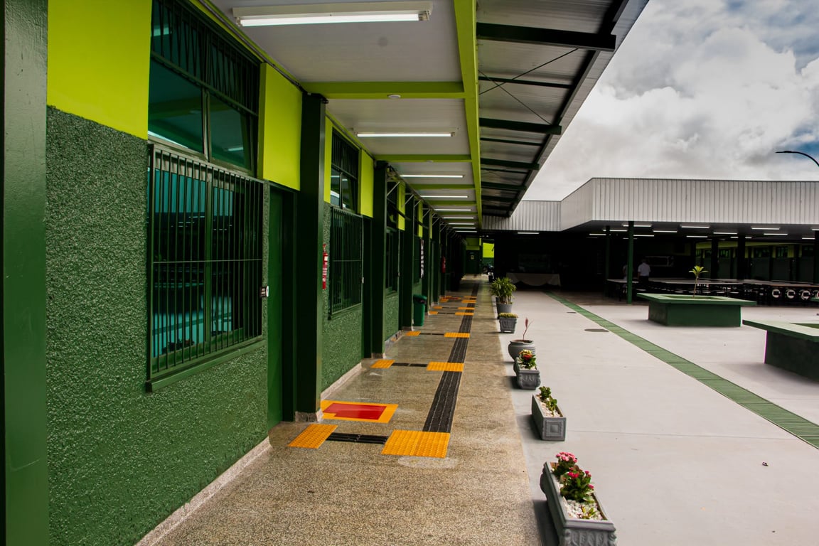 Corredor de escola pública em MS