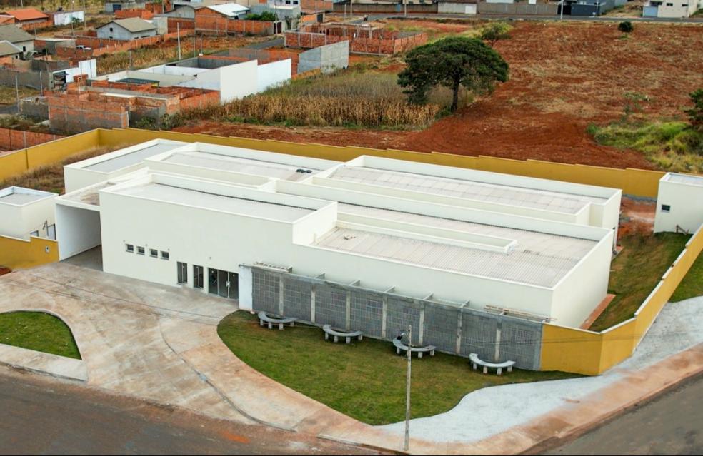 Vista urbana de Catalão GO ao entardecer, com áreas verdes e prédios