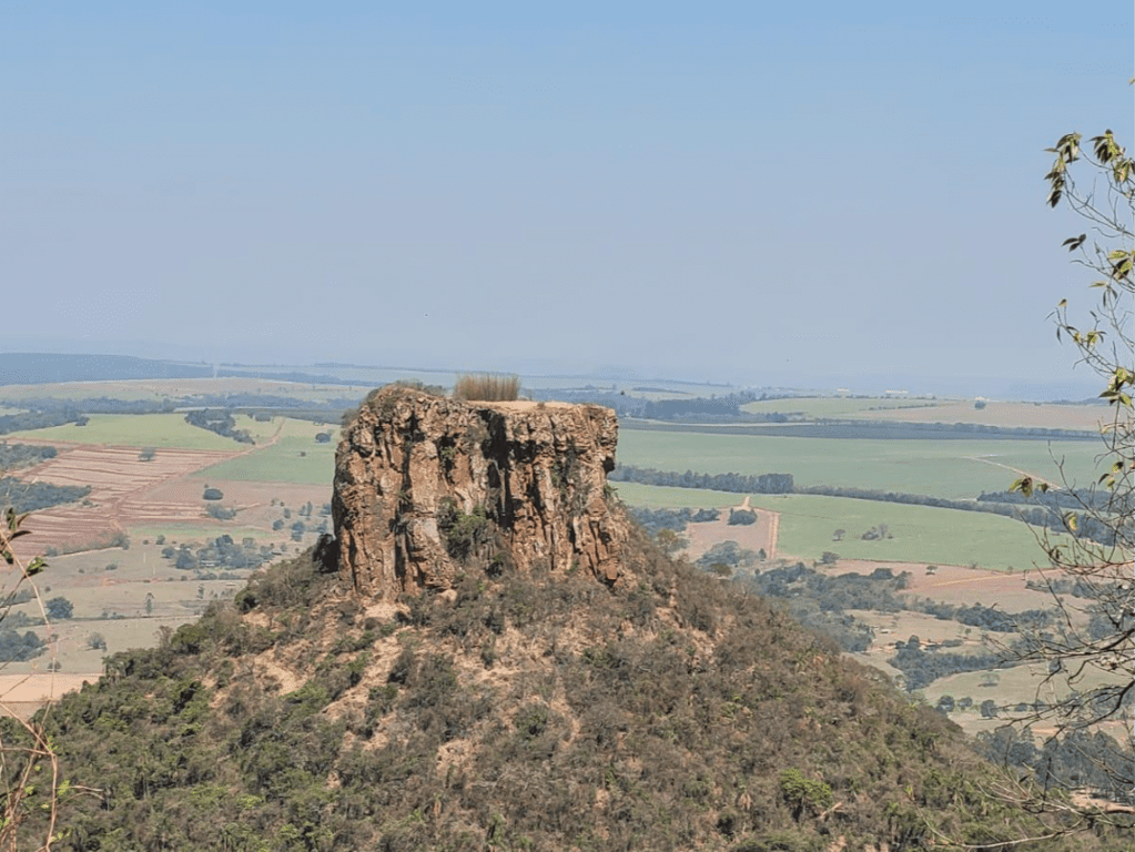 Paisagem de Analândia SP com o Morro do Cuscuzeiro ao fundo, clima de interior paulista