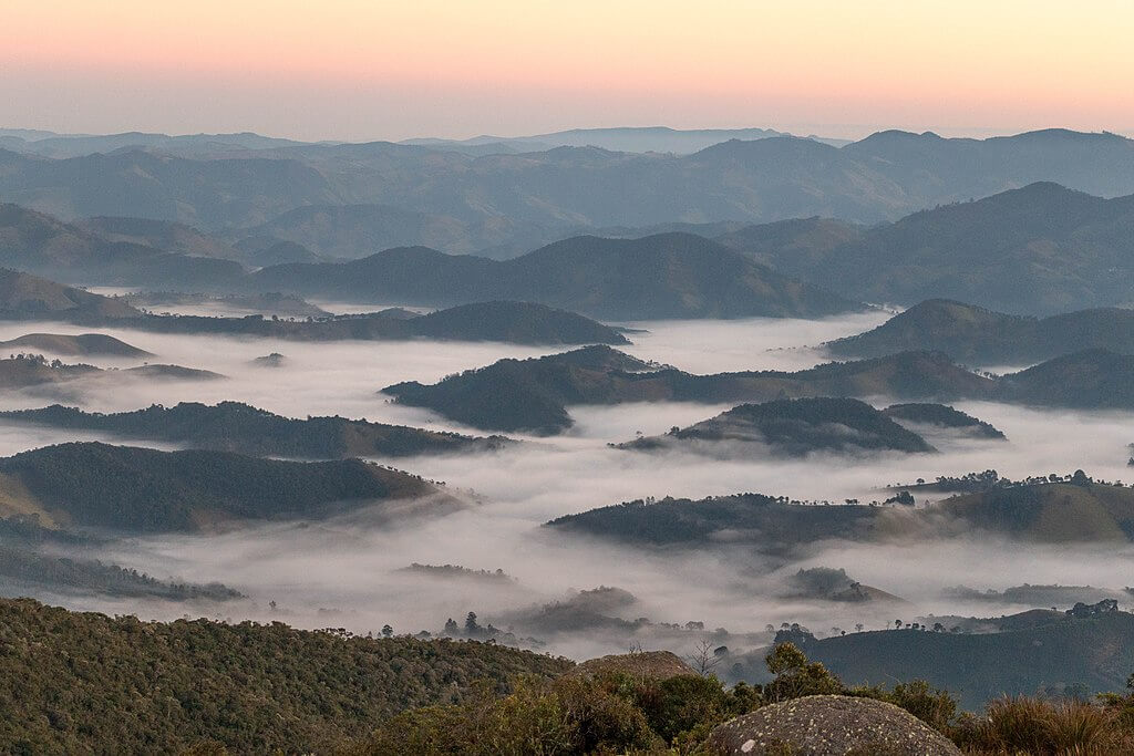 Serra da Mantiqueira com vales encobertos por névoa ao amanhecer