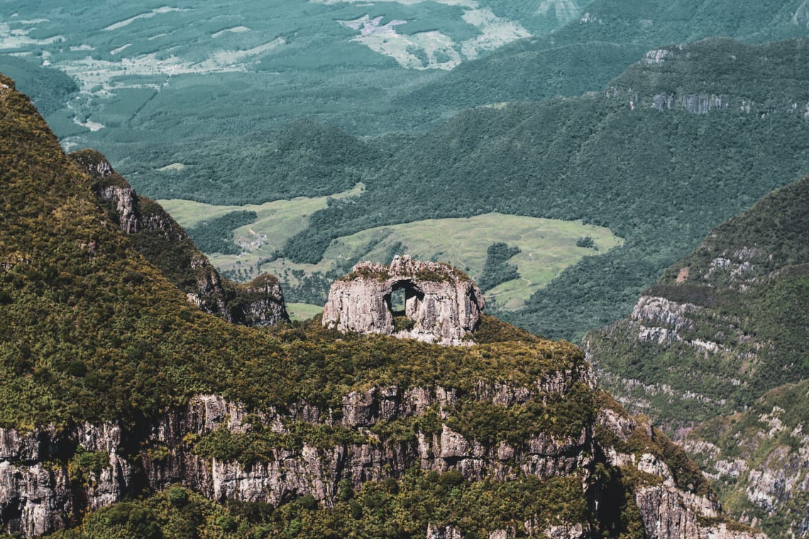 Paisagem natural da Serra Catarinense ao amanhecer, representando a região de Lages