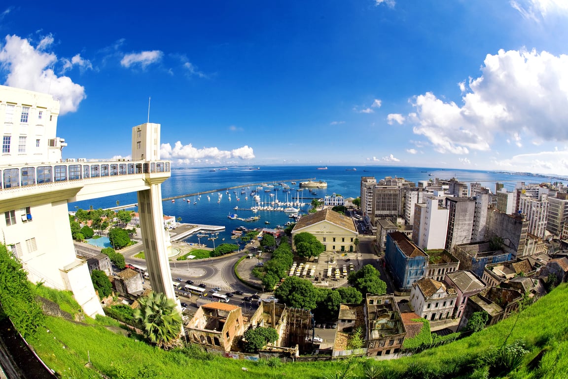 Panorama de Salvador com o Elevador Lacerda e a Baía de Todos-os-Santos ao fundo