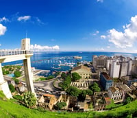 Panorama de Salvador com o Elevador Lacerda e a Baía de Todos-os-Santos ao fundo