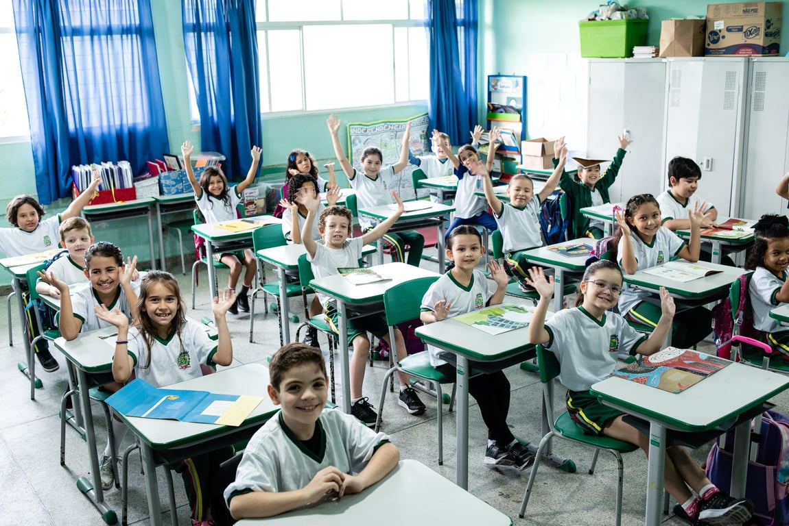 Sala de aula da rede pública brasileira, com estudantes e professor em atividade