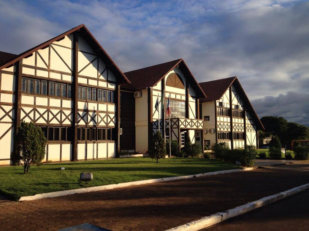 Fachada da Prefeitura Municipal de Quatro Pontes PR, com gramado e janelas amplas.