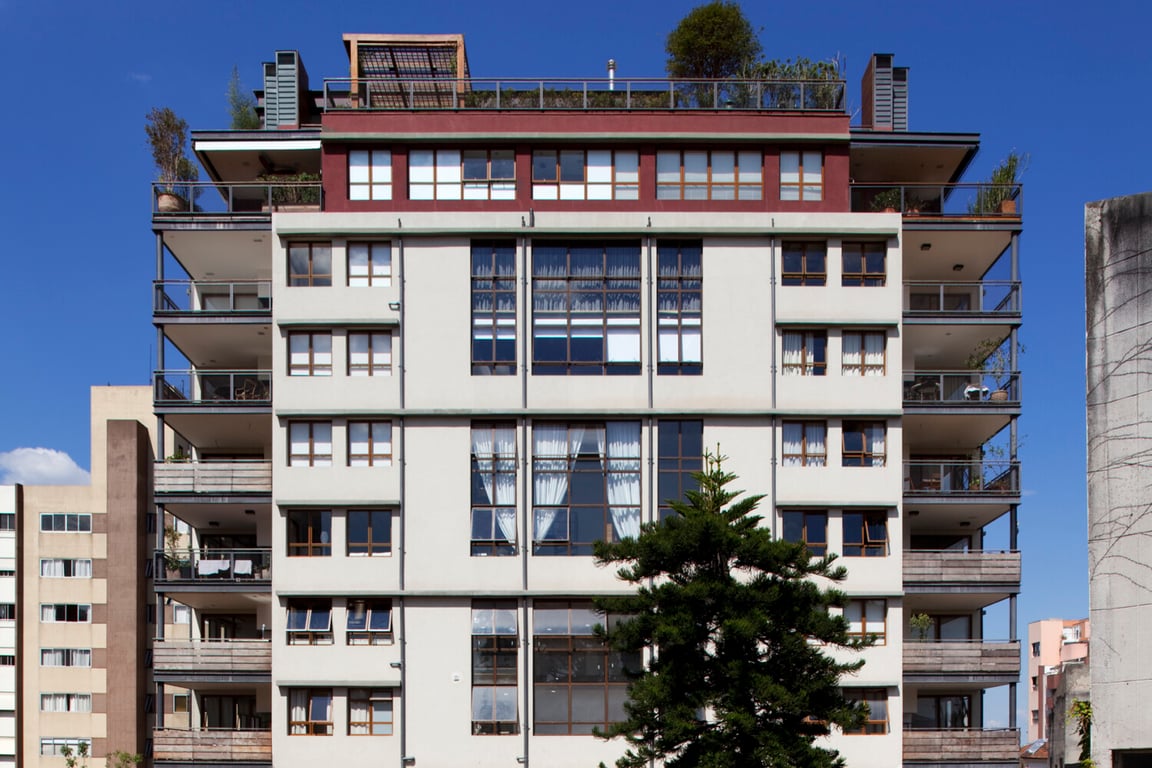 Paisagem urbana no interior paulista, em dia claro