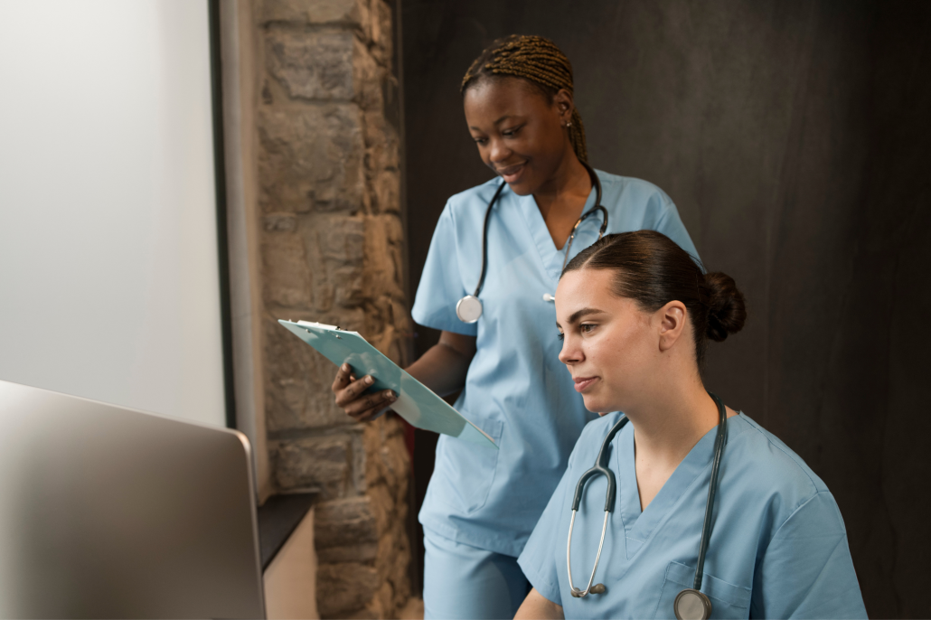 Profissionais de saúde analisando documentos ocupacionais