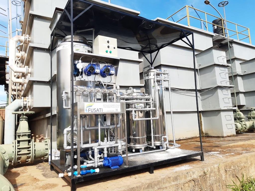 Infraestrutura de saneamento — estação de tratamento de água com tanques e tubulações