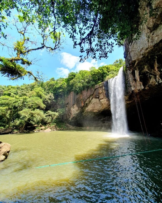 Paisagem natural em Mariana Pimentel, com corpo d’água e mata nativa ao entardecer