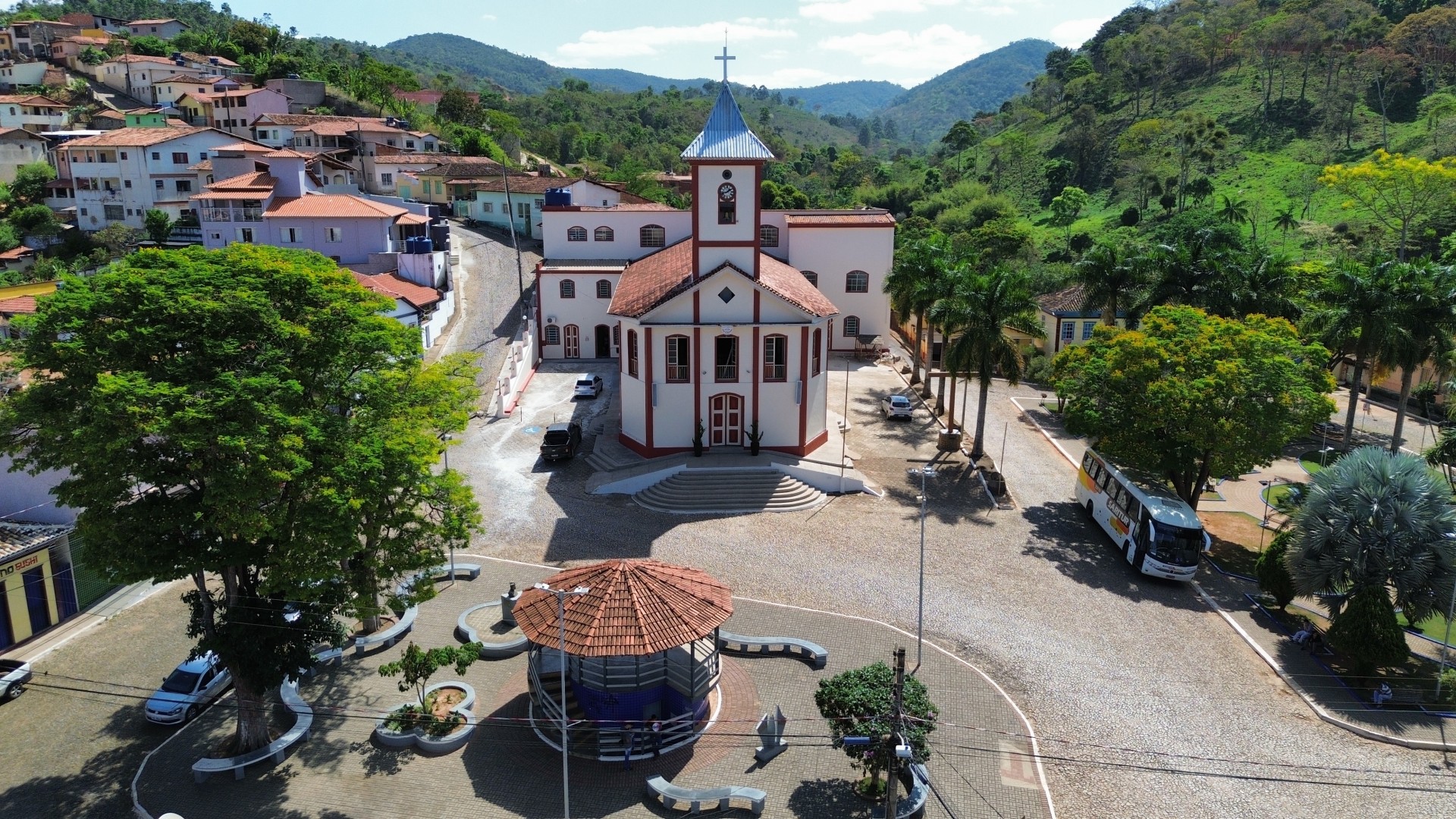 Centro de Rochedo de Minas, com igreja e praça central