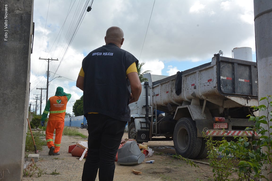 Trabalhadores municipais com EPIs em atividade de limpeza urbana
