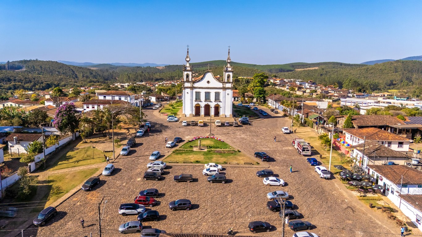 Vista panorâmica de Catas Altas, com igreja histórica em primeiro plano e a Serra do Caraça ao fundo
