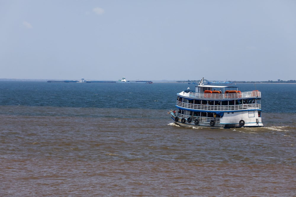 Orla de Santarém com embarcações no encontro das águas