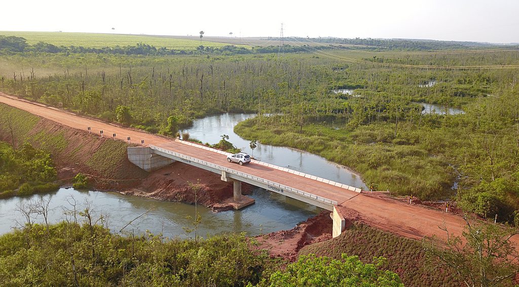 Paisagem com ponte sobre rio na região de Batayporã MS
