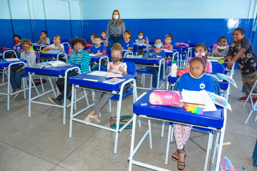 Sala de aula em escola pública, com estudantes em carteiras e atividade de ensino em andamento