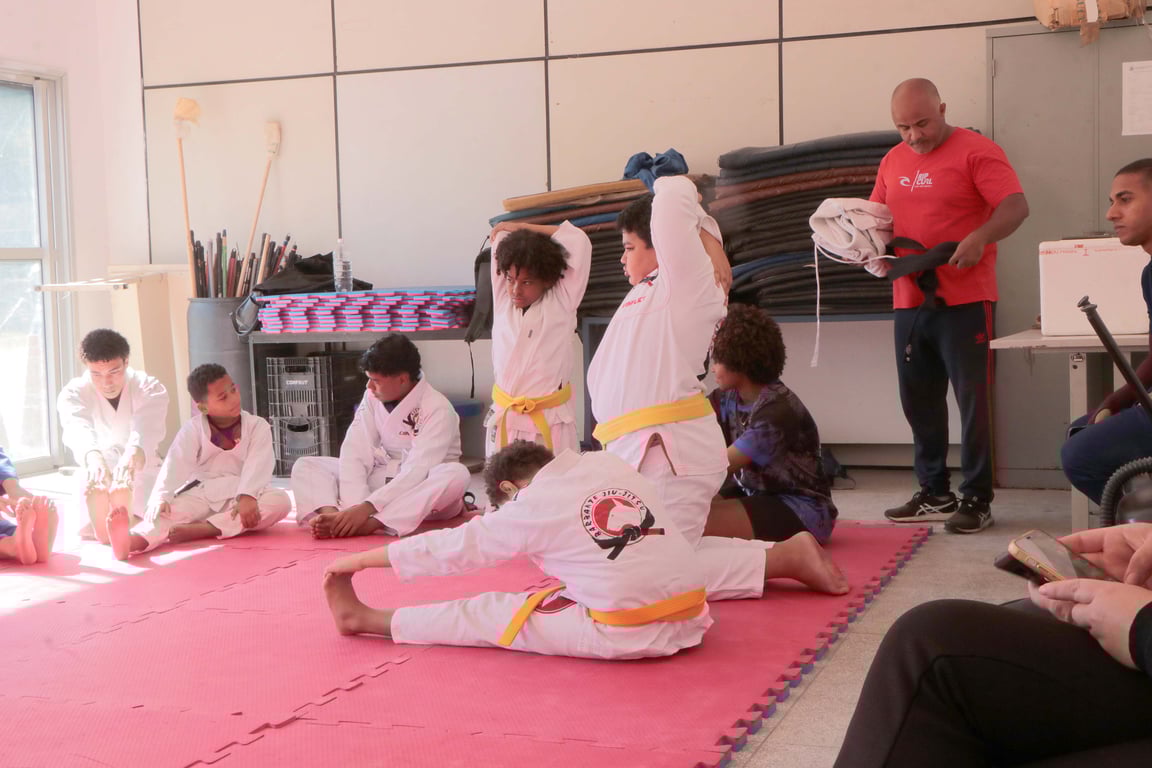 Atividade de jiu-jitsu com crianças em projeto educacional