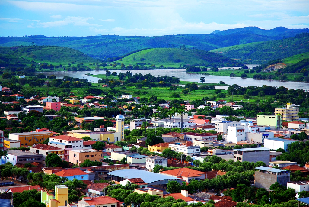 Vista urbana de Conselheiro Pena MG, com morros ao fundo