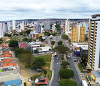 Vista urbana de Vitória da Conquista, Bahia, em dia claro.