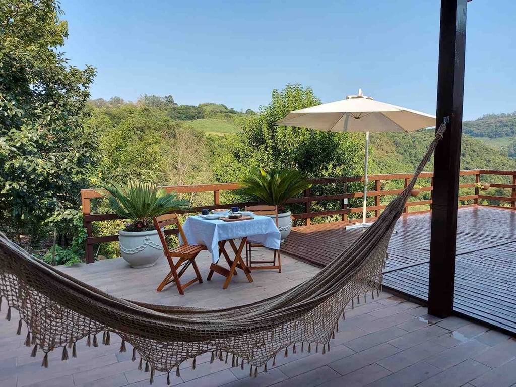 Paisagem do interior do Sul do Brasil, com varanda, vegetação e clima de cidade pequena