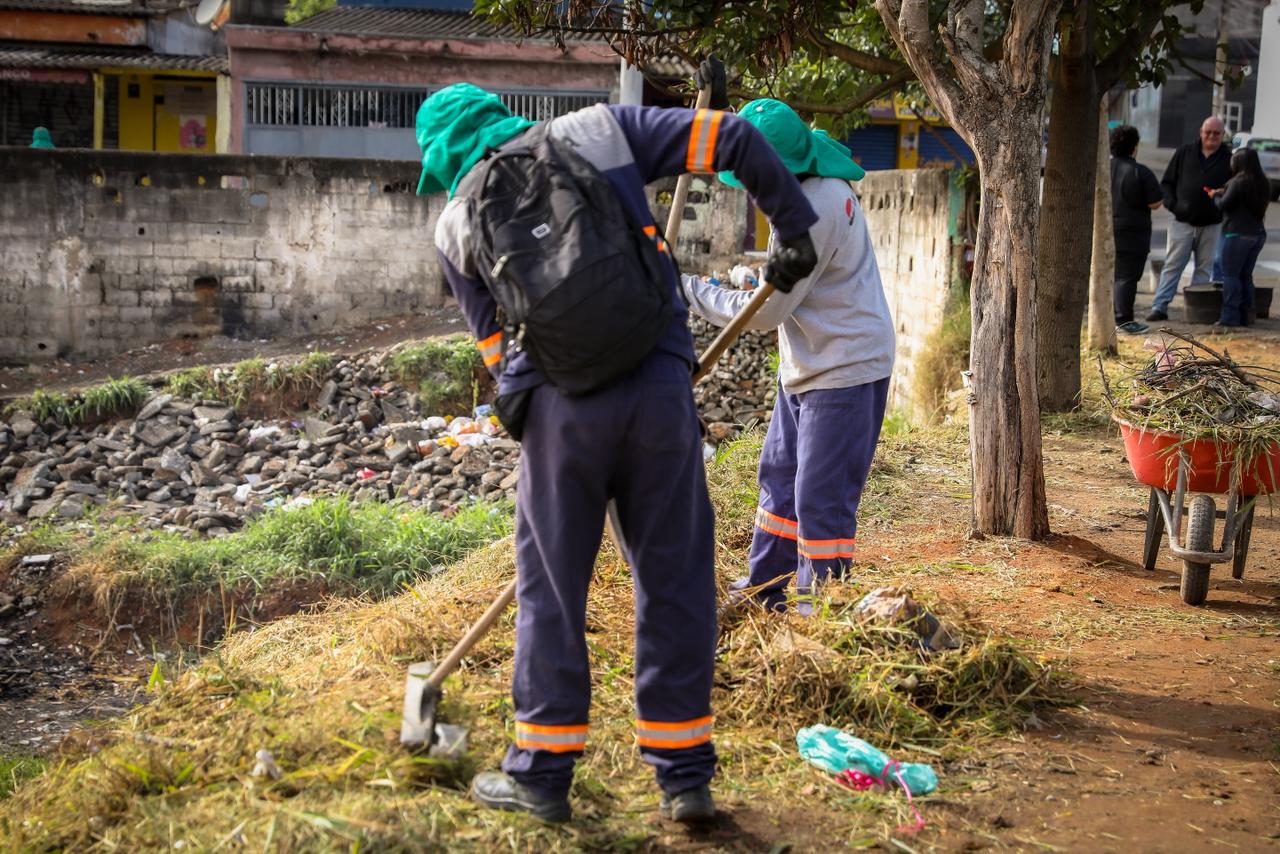 Trabalhadores executando serviços urbanos de manutenção de áreas públicas