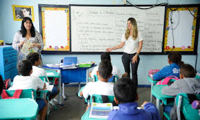 Sala de aula em escola pública brasileira, com professora à frente da turma