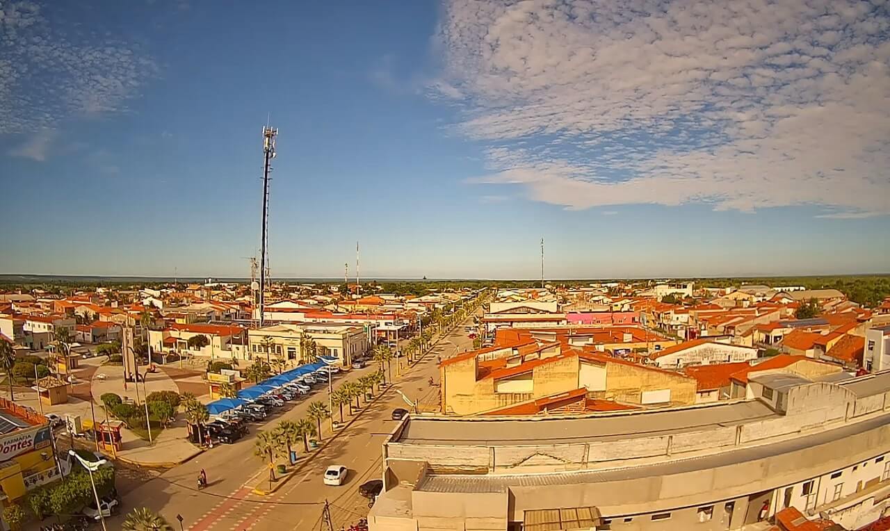 Vista aérea ilustrativa do semiárido nordestino, representando município de médio porte no Vale do Jaguaribe CE