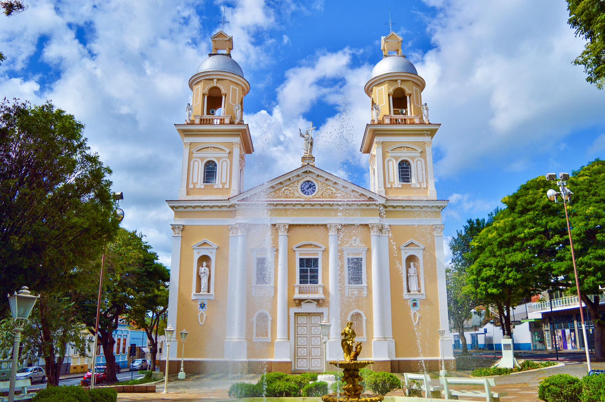 Praça central com igreja matriz e arquitetura de influência italiana