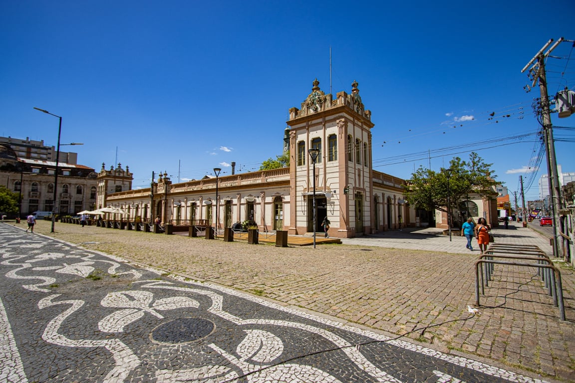 Centro histórico de Pelotas RS, com vista do Mercado Público e da arquitetura do entorno, em cena diurna